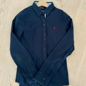 Skjorta Ralph Lauren strl small barn - Nyskick. Strl small barn, ca 158. 