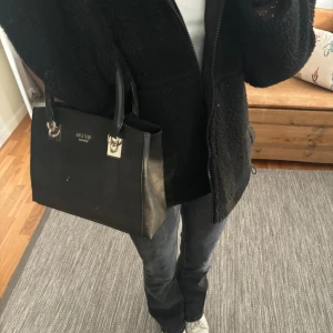 GUESS väska - Super snygg Guess väska! Nypris 900kr💗Kommer även med ett lång band som man kan sätta fast så att det blir en axel väska! pris kan diskuteras