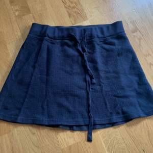 Fin mjukis kjol i marinblå från brandy melville. Storlek xs/S sök på internet för bild då den ser ut så på riktigt oxå :)