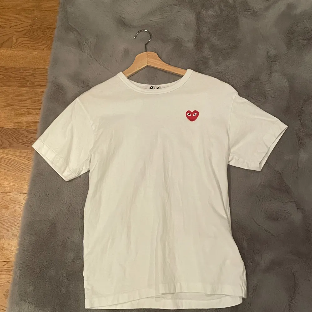 Vit t-shirt med litet rött hjärta Bra skick  . T-shirts.
