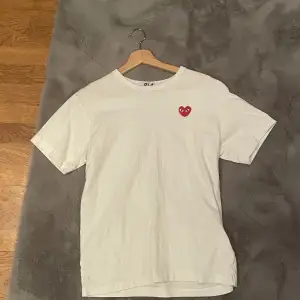 Vit t-shirt med litet rött hjärta Bra skick  