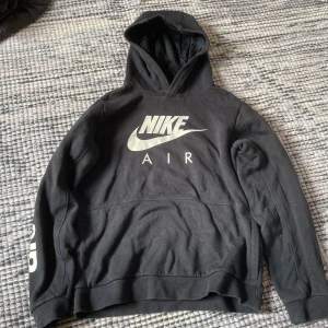 Nike Hoodie - En Nike hoodie som inte kommit till så mycket användning. Stl 158-170, den är jätte skön för både killar och tjejer. Tveka inte på att höra av dig🤙🤙