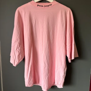Palm Angels T-shirt - Palm Angels oversized T-shirt. Strl S Knappt använd. Finns en liten fläck, syns i bild 3. Köpt från miinto.se, nypris 1900