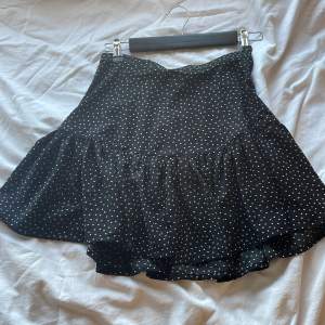 Jättefin kjol från Gina Tricot! Den är för liten för mig därav säljer jag den💗