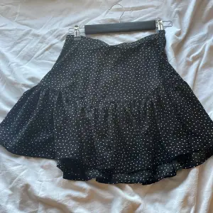 Jättefin kjol från Gina Tricot! Den är för liten för mig därav säljer jag den💗