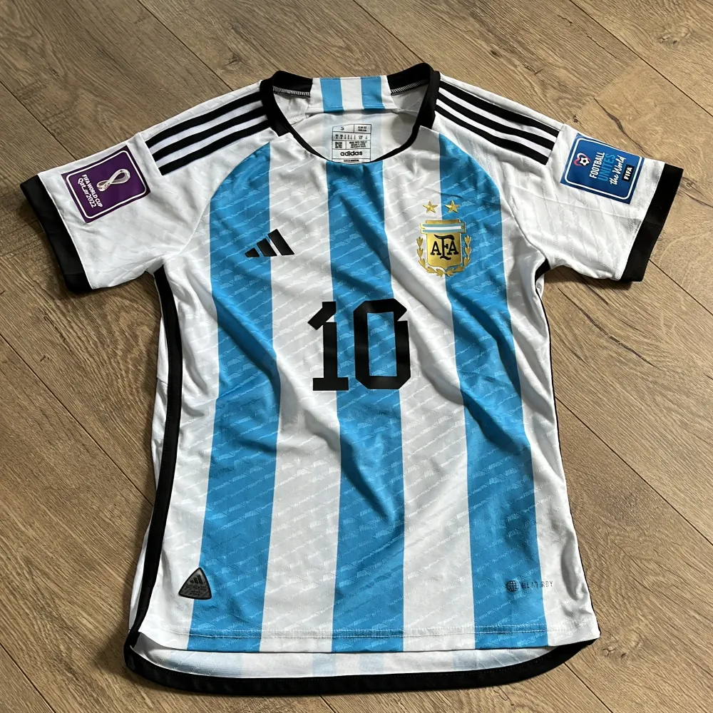 Autentisk player edition Argentina tröja med Messi på ryggen, väldigt bra skick. T-shirts.