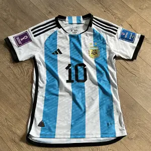 Autentisk player edition Argentina tröja med Messi på ryggen, väldigt bra skick