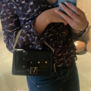 Victoria secret väska  - Säljer min snygga Victoria secret väska eftersom den kommer aldrig till andvändning. Ser ut som helt ny och har inga defekter!! 10/10.  Nypris: 599