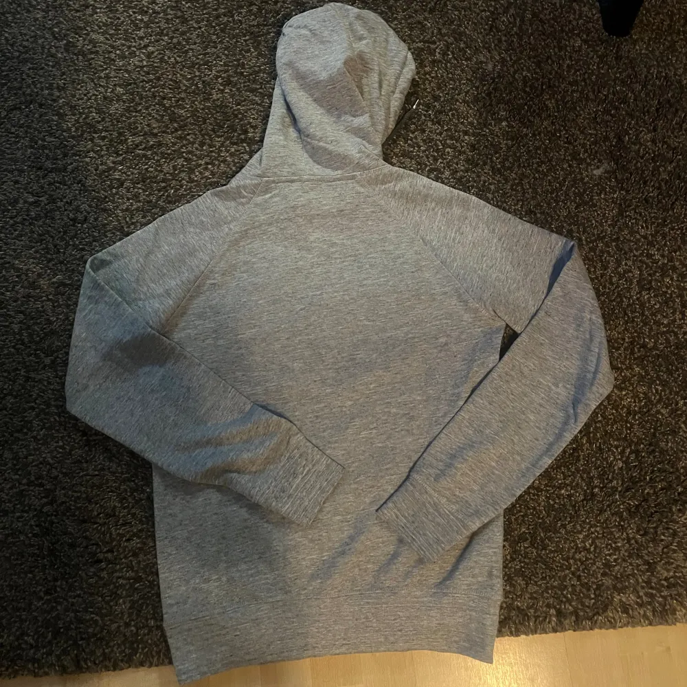Hej jag säljer nu min dsq 2 hoodie. den är i topp skick och är helt ny. Jag har aldrig använt den. Den är köpt i dubai i en vanlig butik så antar att den är äkta men är inte säker, jag fick den av min morbror som är därifrån. . Tröjor & Koftor.
