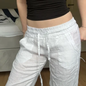 linnebyxor - säljer dessa lågmidjade linnebyxor som är perfekta till sommaren. har inte använt eftersom de är för stora och de endast fanns 7 dagars retur. köpta för 400 💓