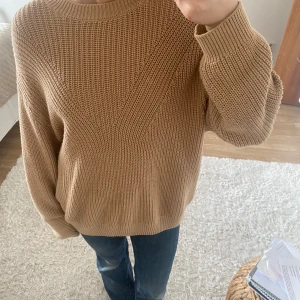 Virkad tröja - Superfin brun/beige stickad tröja! Relativt flitigt använd men fortfarande i fint skick. Bär oftast storlek S så därför ser den lite oversized ut. Skriv om du har frågor eller vill ha fler bilder!💕