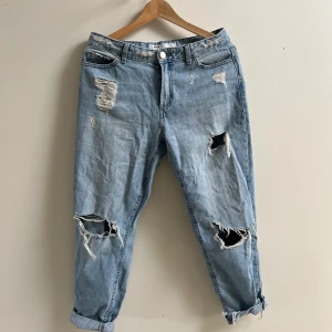 Ljusblåa jeans girlfriend fit - Mycket bra skick, sköna jeans! Finns på flera sidor 