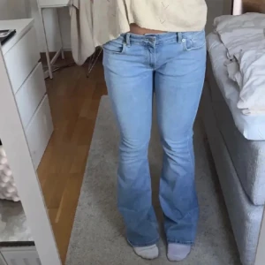 Lågmidjade jeans  - supersnygga lågmidjade jeans från lager 157 i nyskick. lånad bild 