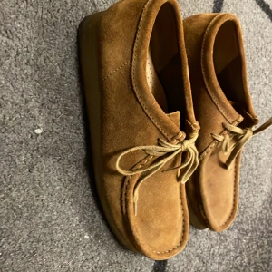Äkta Clarks wallabee  - Bra skick, använt 2 gånger bara. ny pris 1800. Passar lika bra till linnebyxor som jeans. Riktiga vår/sommar skor. Säljer hellre billigt än kasta 