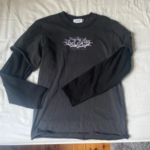 Weekday tröja  - ascool långarmad tröja i oversize. tryck på framsidan och dekorativ sömn på baksidan. köpt för ett tag sen men använd bara ett gång. 