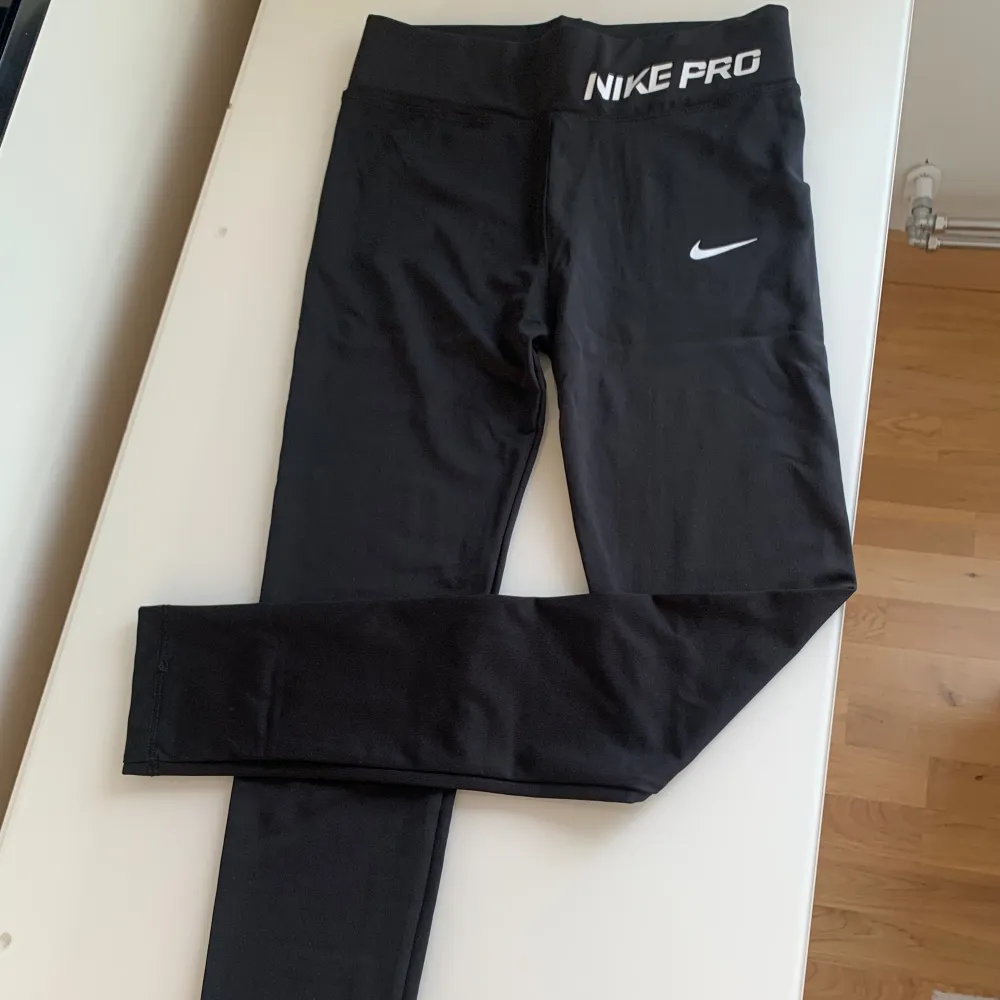 Support fina träningsbyxor som har Nike märket på sidan. Aldrig kommit till användning⭐️. Jeans & Byxor.