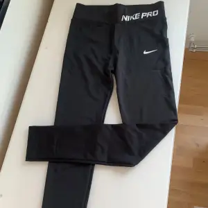 Support fina träningsbyxor som har Nike märket på sidan. Aldrig kommit till användning⭐️