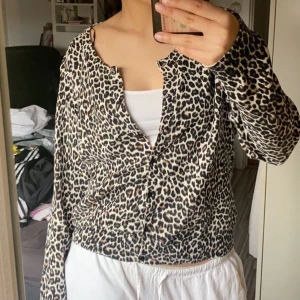 Leopard kofta - Säljer denna leopard mönstrad kofta, aldrig använd. Är i väldigt fint skick och har inga märken eller skador💗 Bär vanligtvis storlek s/m och denna sitter lite oversized på mig