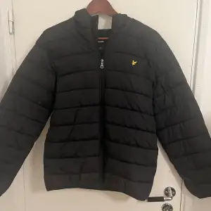 Svart Lyle&Scott jacka köpt från kod brand store, är i storlek 15/16 år men passar även mig som är 17 år och är 163cm lång. Köpt för 900 och är knappt använd 