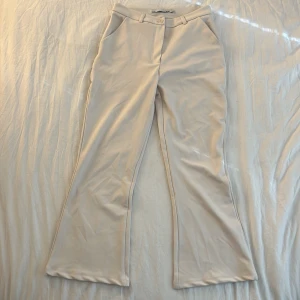 kostymbyxor - cremevita kostymbyxor i storlek xs, endast provade då de är lite för stora för mig🌸