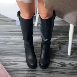 Svarta stövlar - Svarta stövlar i skinnimitation. Använda kanske 3-4 gånger. Jätte fina och stilrena. Nypris ca 600kr💕