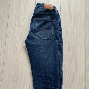 Tommy Hilfiger jeans blå storlek 152. Slim fit. Säljer pga för små för mig. Mycket bra skick. 