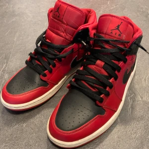 Nike Air Jordan 1 MID - Säljer mina Jordan 1 skor stl 44,5. Det finns slitage på skorna ( se bild 2 och 3) Pris kan diskuteras 