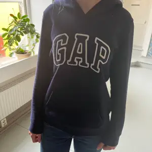 Säljer denna jätte fina marin blå gap hoodien eftersom att den inte kommer till användning. Den är väldigt skön och i ganska bra skick.💕💕