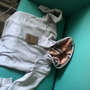 Grå Burberry kofta  - Helt ny burberry kofta i storlek M, riktigt bra kvalite 