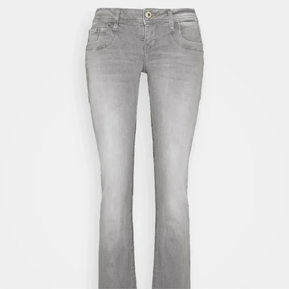 Säljer nu de gråa ltb jeansen. Det finns hål inuti så man kan trä igenom ett snöre utan att det syns😊. Jeans & Byxor.