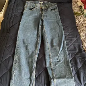 Blåa jeans från Lindex i bra skick. Jeansen är normala i midjan och är åt det mörkblåa hållet. 