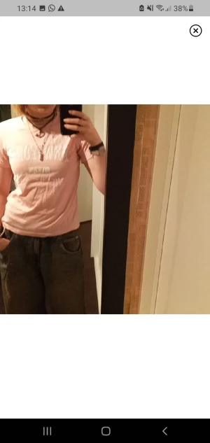 T shirt - rosa t shirt från hm. Köpt för ett tag sedan men ända super bra skick. Alla lapparna är bort klippta men det är sen enda defekten. Kontakta för fler bilder eller frågor