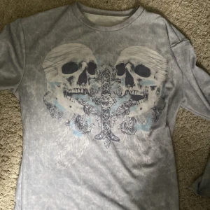 Y2K tröja med tryck  - Köpt på depop för 300kr<3 