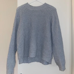 Stickad ljusblå tröja - Stickad tröja från lager157. Passar S/M💕