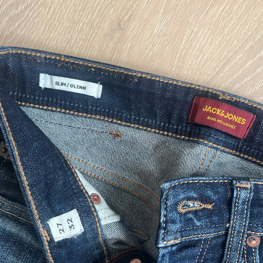 Säljer ett par jeans. De är i bra skick då de knappt har blivit använda. Skicka vid fler frågor. Jeans & Byxor.