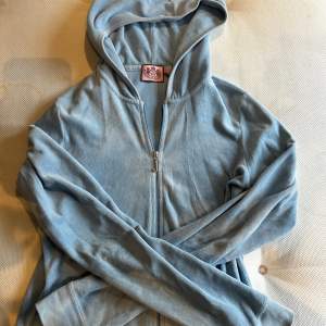 Super fin ljusblå juicy zip hoodie. Perfekt till alla årstider och i super kvalitet❤️Pris kan diskuteras