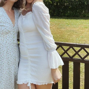 Klänning - Klänning i nyskick, perfekt till studenten / midsommar 💛