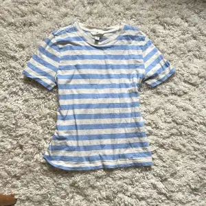 En fin t-shirt med vita och blå ränder, sitter helt perfekt men säljer då jag inte använder t-shirts så mycket❤️