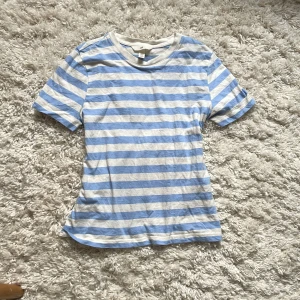 Fin t-shirt  - En fin t-shirt med vita och blå ränder, sitter helt perfekt men säljer då jag inte använder t-shirts så mycket❤️