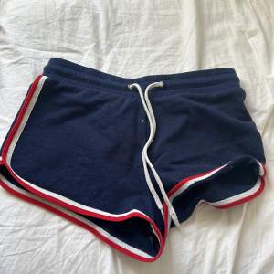 Blåa mjukis shorts med vita och röda detaljer, liten defekt på snöret som man kan se på bild två💞
