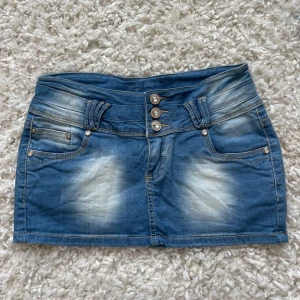 Lågmidjad jeanskjol  - Säljer denna as snygga lågmidjade jeanskjol!!! Det står att den är i storleken M men skulle säga att den passar XS-S!!