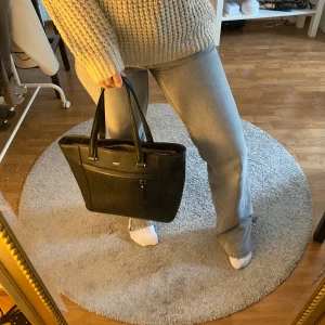 Väska - Stor väska från märket Ulrika, trasig i dragkedjan till de stora facket. Därav priset, annars i fint skick🌸