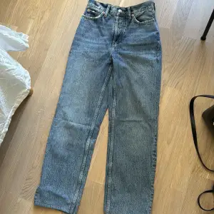 Oanvända ljusblå jeans. Raka i modellen perfekta inför våren! 