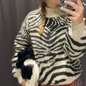 Stickad Tröja  - Snygg Stickad Tröja köpt i Spanien. Från ett märke som heter Easy Wear. Orginalpris ca 400-500kr🤍