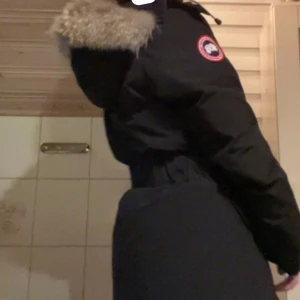 Canada goose trillium parka  - Hej! Jag säljer min canada goose jacka, den har inga skador och den värmer ordentligt till vintern. Den är lite smutsig men det går bort om den kemtvättas, därav det billiga priset! 