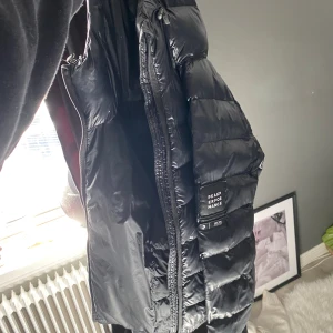 Peak performance jacka - Säljer en super fin glansig peak performance jacka då jag tycker den blir för liten. Den har en defekt nere vid armen (sista bilden) men det går enkelt att sy ihop med nål och tråd:) Storlek xs  Jag är ca 175 och den är lite liten för mig  