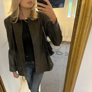 Vintage skinnjacka  - Säljer denna unika skinnjacka från second hand i färgen mörkgrön😊💗