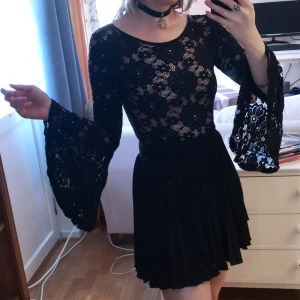 Fashion Nova body strl XS - Lace body med utsvängda armar och öppen rygg. Går att knäppa upp. Står ingen storlek men jag gissar på XS, lite stretchig. Sitter för tajt på mig. Kan mäta vid intresse. 