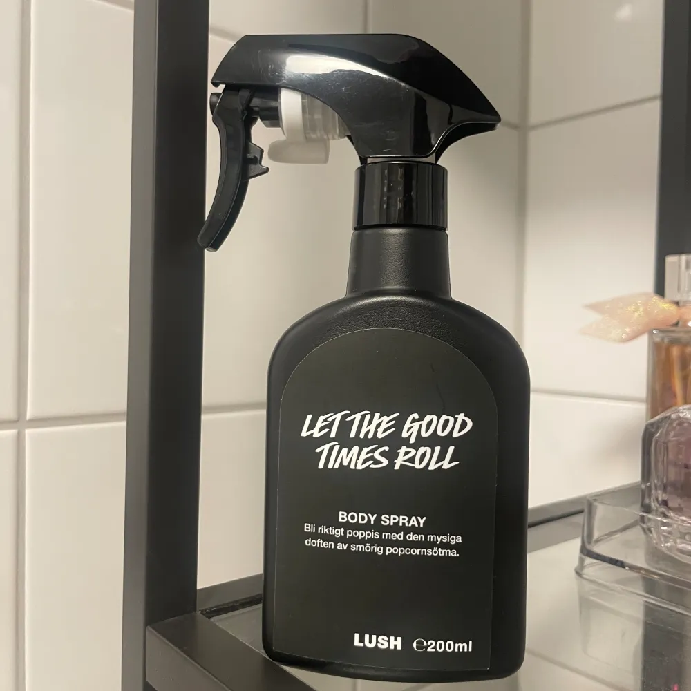 Bodyspray från Lush i doften let the god times roll. Luktar sött och smöriga popcorn.  Använt väldigt lite, uppskattar 90% kvar av flaskan. . Parfym.