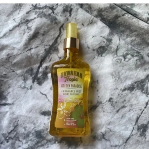 Hawaiiantropic body mist - Jag Säljer denna helt oöppnade bosymisten från hawaiian tropic. Doftar väldigt somrigt och tropiskt (warm sand & creamy coconut 🥥). Innehåller 250ml. 